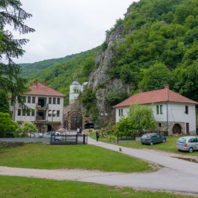 поглед на капију манастира горњак