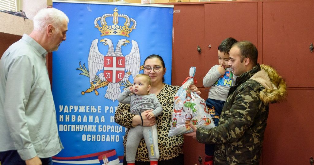 Подела новогодишњих пакетића